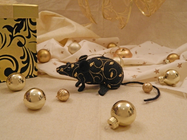 Black with Gold Vines Mouse/Rat Ornament
