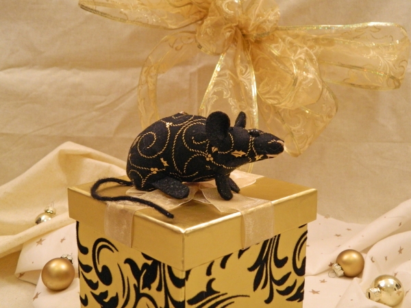 Black with Gold Vines Mouse/Rat Ornament