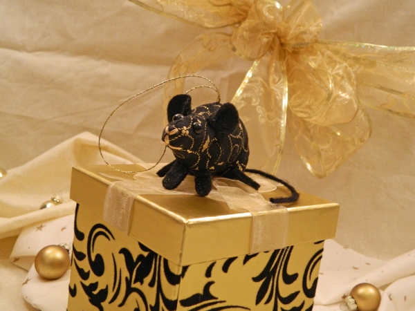 Black with Gold Vines Mouse/Rat Ornament