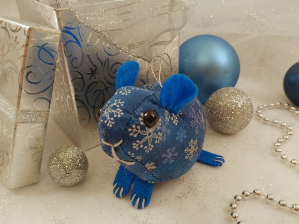 Blue Snowflakes 3 Guinea Pig Ornament
