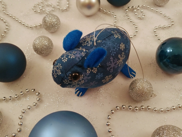 Blue Snowflakes 3 Guinea Pig Ornament