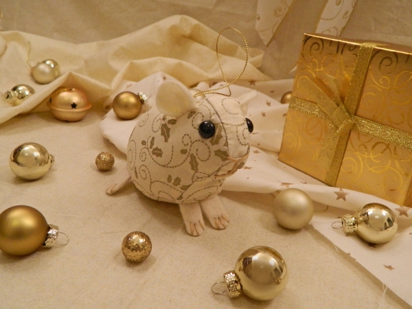 Cream with Gold Vines Guinea Pig Ornament