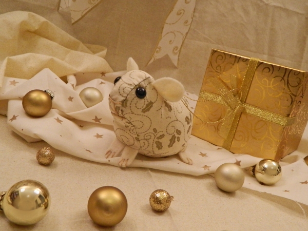 Cream with Gold Vines Guinea Pig Ornament