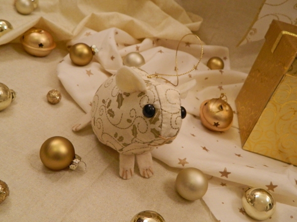 Cream with Gold Vines Guinea Pig Ornament