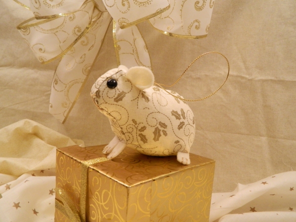 Cream with Gold Vines Guinea Pig Ornament