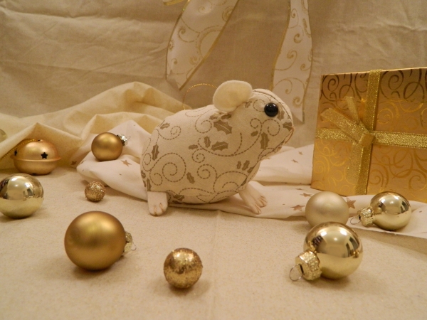 Cream with Gold Vines Guinea Pig Ornament