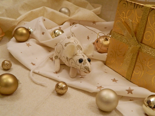 Cream with Gold Vines Mouse/Rat Ornament