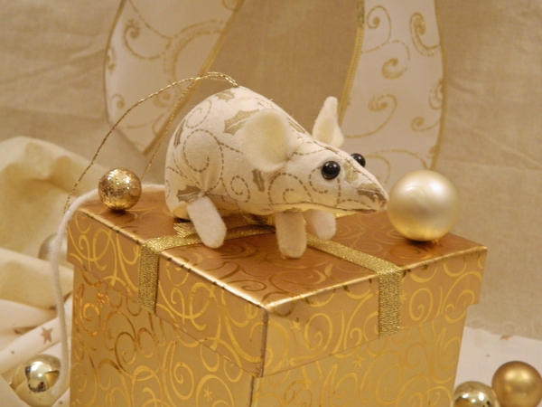 Cream with Gold Vines Mouse/Rat Ornament
