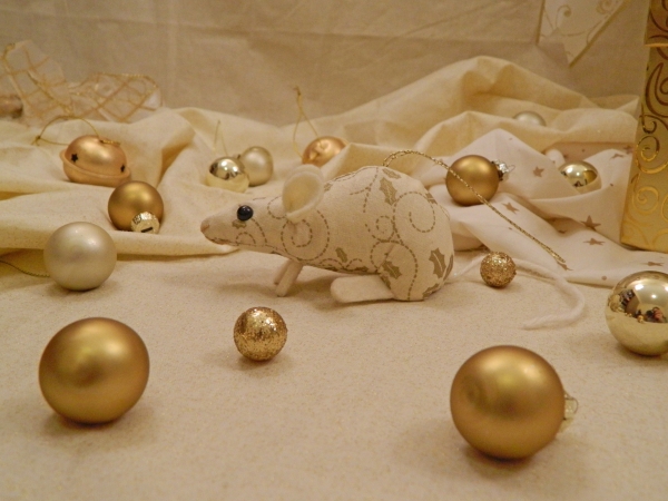 Cream with Gold Vines Mouse/Rat Ornament