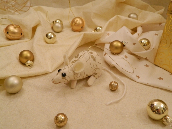 Cream with Gold Vines Mouse/Rat Ornament