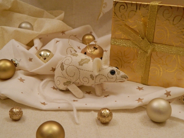 Cream with Gold Vines Mouse/Rat Ornament