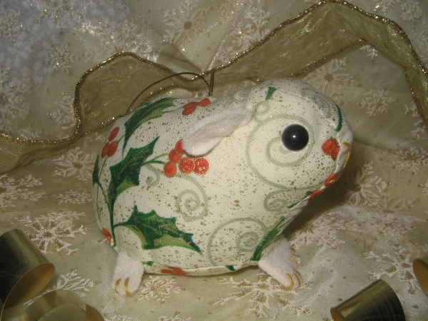 Gold Holly 2 Guinea Pig Ornament