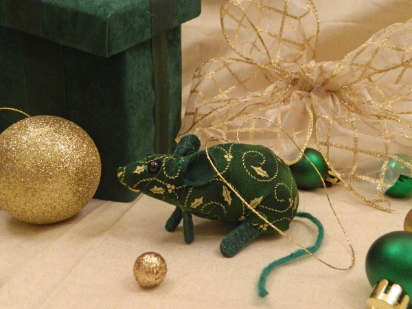 Green with Gold Vines Mouse/Rat Ornament