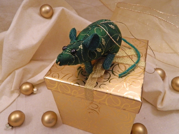 Green with Gold Vines Mouse/Rat Ornament