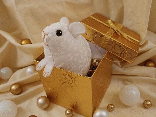 Clone of White Holly Guinea Pig Ornament (Gold)