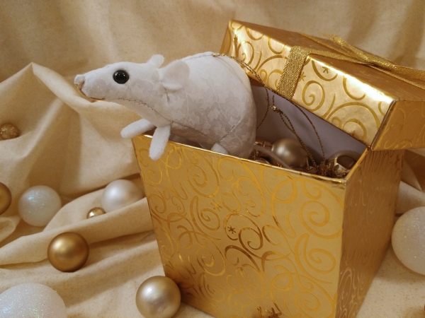 White Holly Mouse/Rat Ornament (Gold)